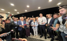 Yürüyüşe emniyet engeli: 9 Eylül Kapısı'na siyah karanfil ve çelenk bırakıldı!