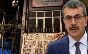 Yusuf Tekin'i protesto eden TİP'li 2 öğrenciye 'pankart' gözaltısı