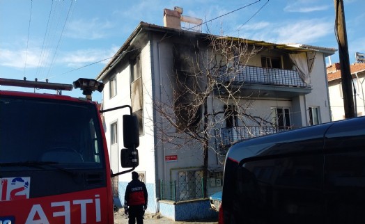 3 katlı binada çıkan yangın yürekleri ağza getirdi!