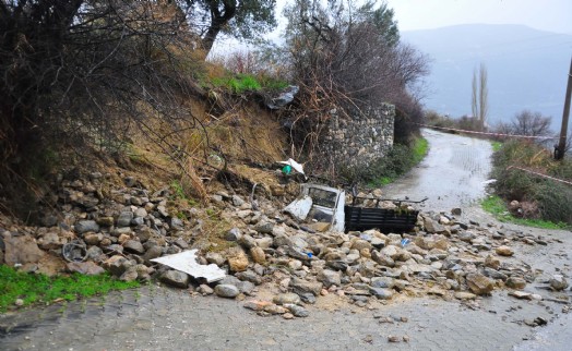 Çöken istinat duvarının altında feci son