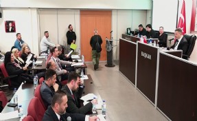 AK Parti’den Karşıyaka Meclisi’nde sert çıkış: 'Sosyal hizmetler gelir kapısına dönüştürülüyor!'