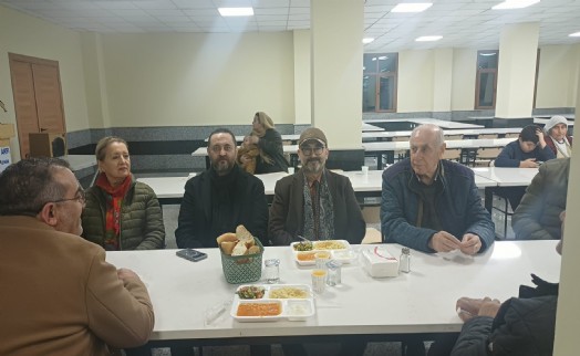 AK Partili Ünal, Çiğli Harmandalı Cemevi’nde canlarla lokma paylaştı