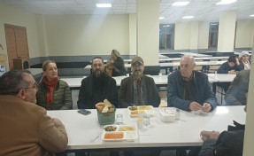 AK Partili Ünal Çiğli Harmandalı Cemevi’nde canlarla lokma paylaştı