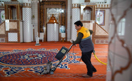 Aliağa’da Ramazan öncesi ibadethane temizliği