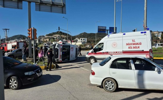 Ambulans cipe çarpmamak için devrildi: 4 yaralı