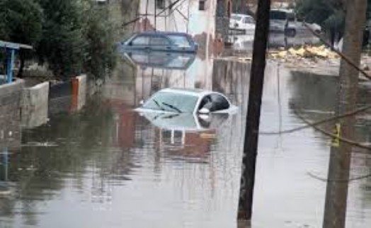 Antalya'da büyük sel felaketi! Yollar çöktü, okullar kapatıldı