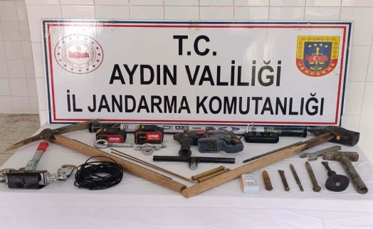 Aydın'da kaçak tarihi eser kazısı yapan 3 şüpheliye suçüstü