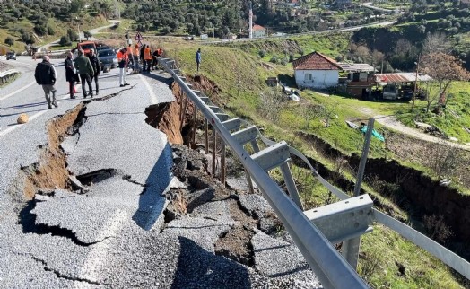 Aydın'da toprak kayması; kara yolu kısmen çöktü