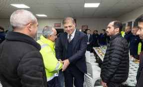 Başkan Tugay, mesaiye emekçi ile başladı