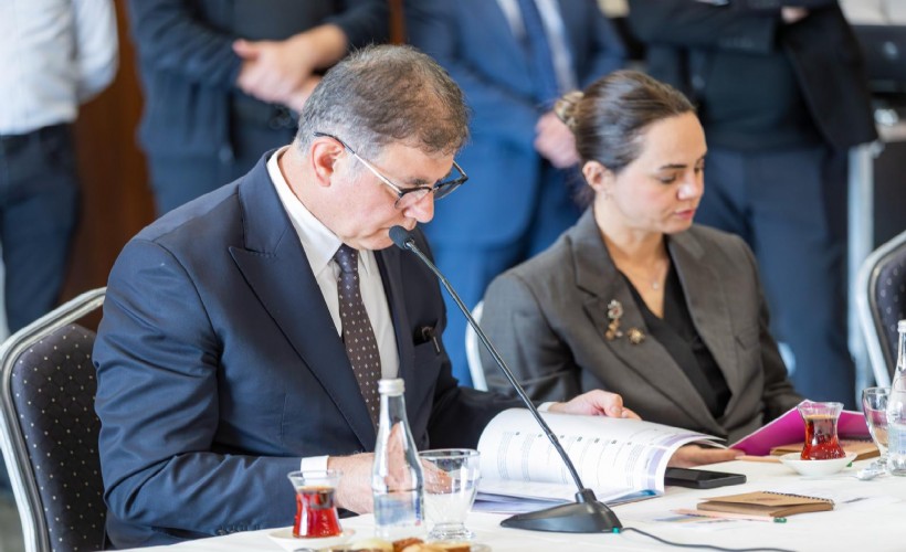 Başkan Tugay’dan kadın mücadelesine güçlü çağrı: 'Asla teslim olmamalı, haksızlığı kabullenmemeliyiz'