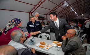 Bayraklı'da Ramazan sofralarını mahallelere taşıyor