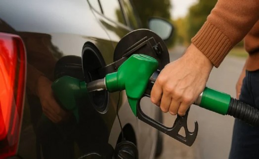 Benzine beklenen zam geldi! Pompa fiyatları yeniden 60 liraya dayandı!