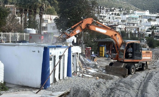 Bodrum'da plajda kaçak yapılar yıkıldı; tonozlar temizlendi