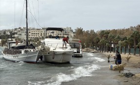 Bodrum’da fırtına; tekneler karaya oturdu, feribot seferi iptal edildi