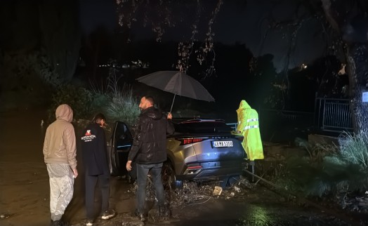 Bodrum’da sağanak; araç dereye kapıldı, evleri su bastı