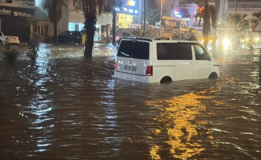 Bodrum’da sağanak yaşamı olumsuz etkiledi; yollar trafiğe kapandı