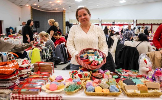 Buca'da Hediyelik Eşya Pazarı’na yoğun ilgi