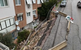 Buca'da istinat duvarı çöktü: Apartman sakinlerinden çağrı