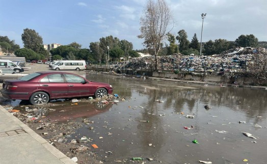 Buca'da şok görüntü: Şantiyeki çöpler sokaklara taştı!
