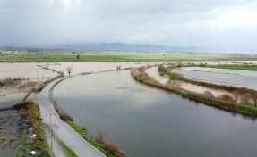 Büyük Menderes Nehri taştı, kara yolu ulaşıma kapatıldı
