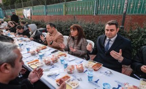 Büyükşehir iftar sofrasını bu kez Karşıyaka’da kurdu