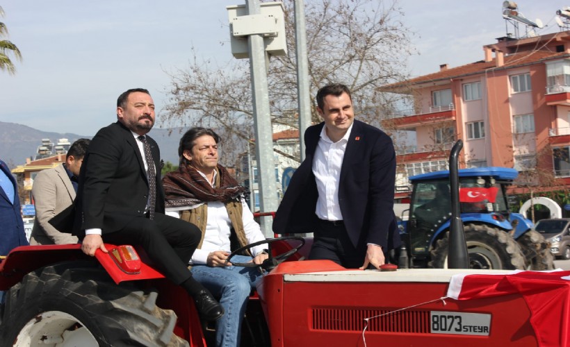 CHP’li Solakoğlu İzmir’den iktidara yüklendi: Galoşla kravatla poz verenler yetti!