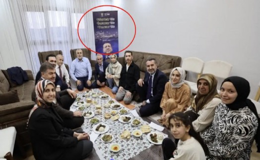 Çalışma Bakanı Işıkhan'ın 'Erdoğan' posterli iftar ziyareti... CHP'den tepki: 'İftar görüntülerinin en palavrası'