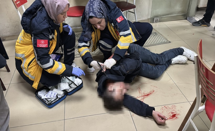 Çayevinde bıçaklı saldırı kamerada!