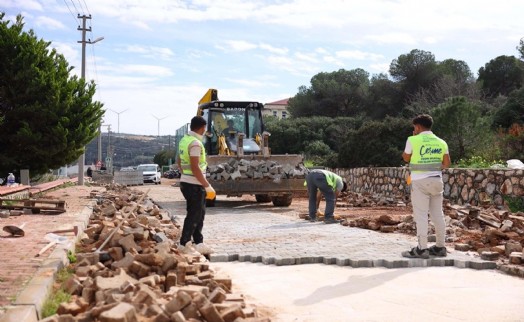 Çeşme'de 2 ayda 32 bin metrekareyi aşan yol yenileme çalışması