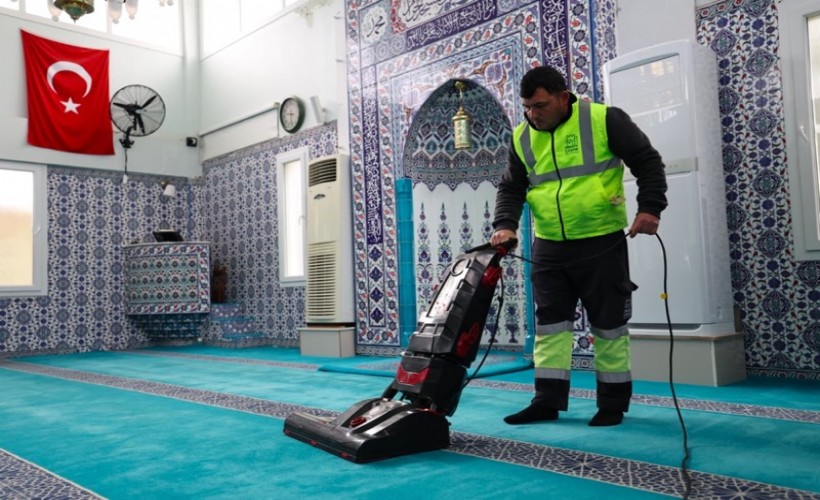 Çeşme'den Ramazan öncesi camilerde kapsamlı temizlik