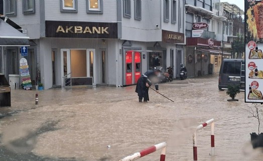 Çeşme'yi sağanak vurdu: Yollar göle döndü!