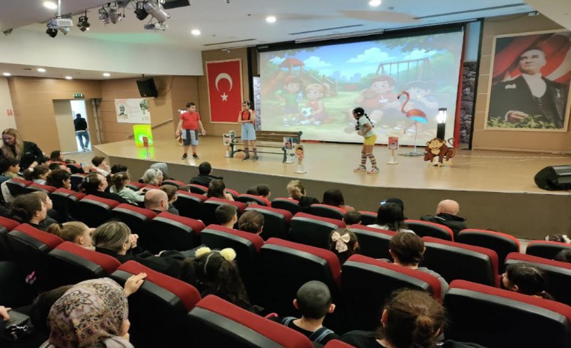 Çiğli’de Minikler Mikroplara Karşı Sahneye Çıktı