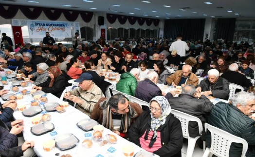 Çiğli’de iftar sofraları kuruluyor