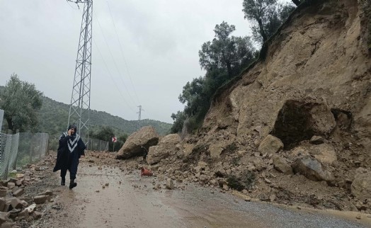 Dağdan kopan kayalar, kara yolunu kapadı