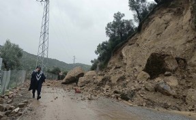 Dağdan kopan kayalar, kara yolunu kapadı