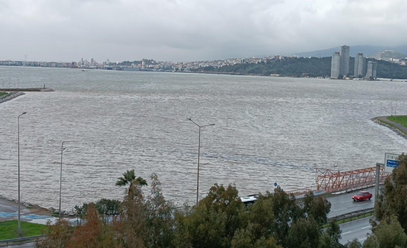 Denizin rengi değişti, esnaf perişan oldu: İstiklal Anıtı sular altında kladı