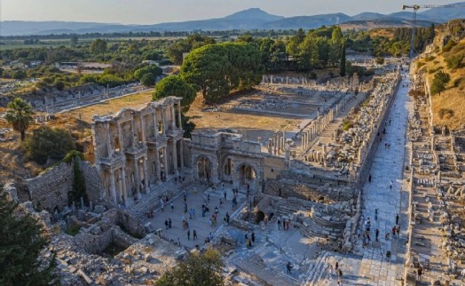 Efes Antik Kenti'nde '6 stadyumluk asfalt' iddiası Mecliste... CHP'li Yücel'den Bakan Ersoy'a kritik sorular
