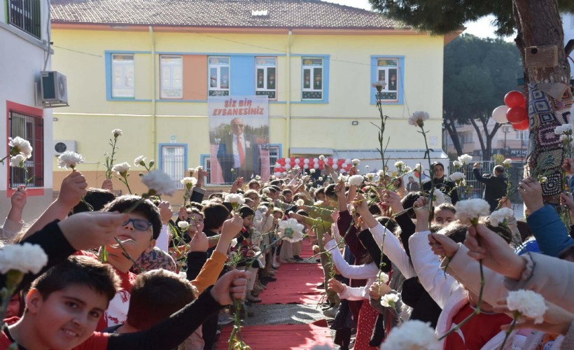 Emekli olan 39 yıllık öğretmene görülmemiş veda: Siz bir efsanesiniz