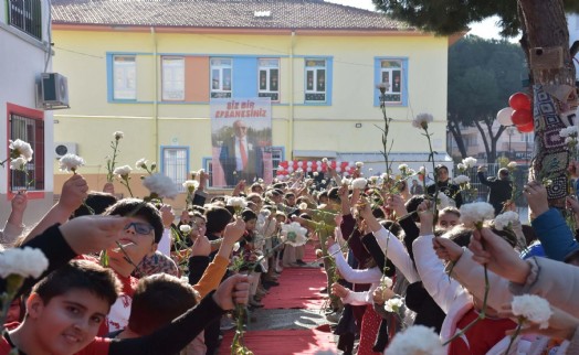 Emekli olan 39 yıllık öğretmene görülmemiş veda: Siz bir efsanesiniz