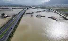 Gediz Nehri taştı: Tarım arazileri sular altında kaldı!