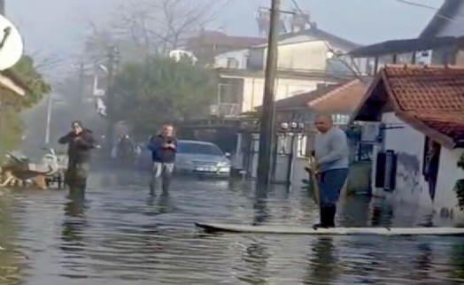 Göle dönen yolda kano ile ilerledi