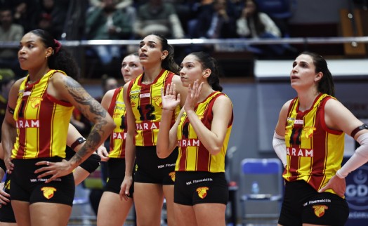 Göztepe evinde lider VakıfBank’a mağlup oldu