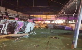 Hafif ticari araç, mağazaya girdi; 2 yaralı