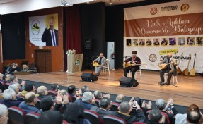 Halk aşıklarından Menemen'de kültür ziyafeti