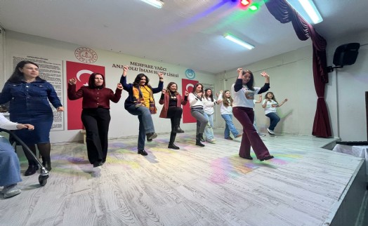 İtalyan öğretmenler zeybek oynayıp, horonu deneyimledi