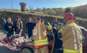 İzmir-Ankara yolunda feci çarpışma: Sürücü otomobilinde sıkıştı!