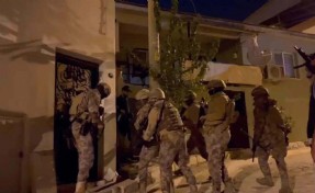 İzmir'de FETÖ'ye baskın: 12 şüpheli kıskıvrak yakalandı
