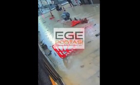 İzmir'de bir vatandaş yürürken, su dolu çukura düştü! O anlar kamerada!
