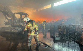 İzmir'de geri dönüşüm fabrikasında yangın! 1.5 saatte kontrol altına alındı