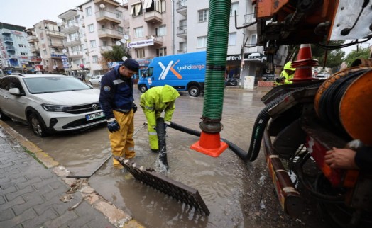 İzmir'i sağanak vurdu: Büyükşehir ekipleri seferber oldu!